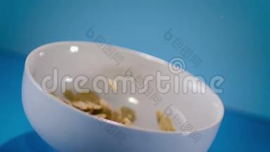 玉米片：碗中的谷物浇注